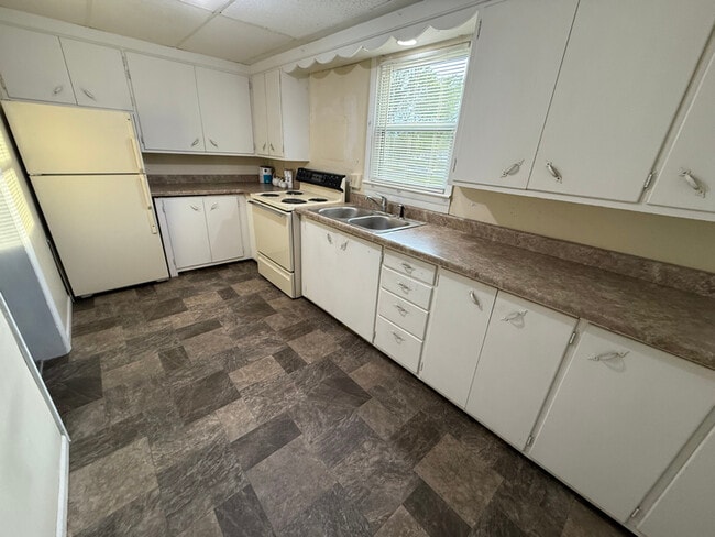 property at 522 E 5th St