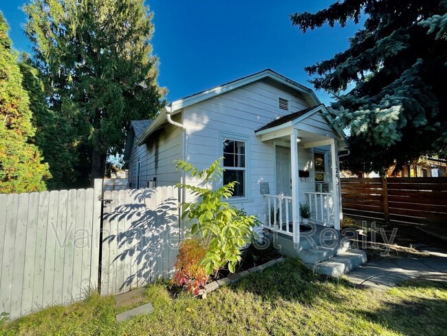 1285 Ethel St in Kelowna, BC - Building Photo - Building Photo