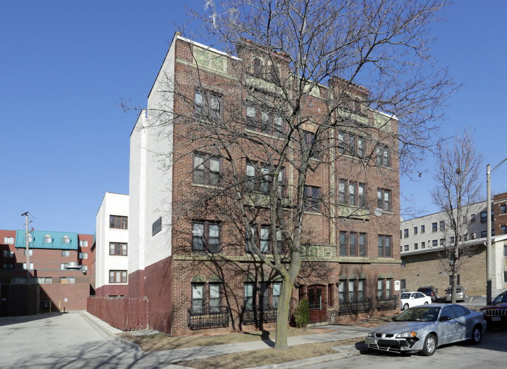 Varsity Apartments in Milwaukee, WI - Building Photo