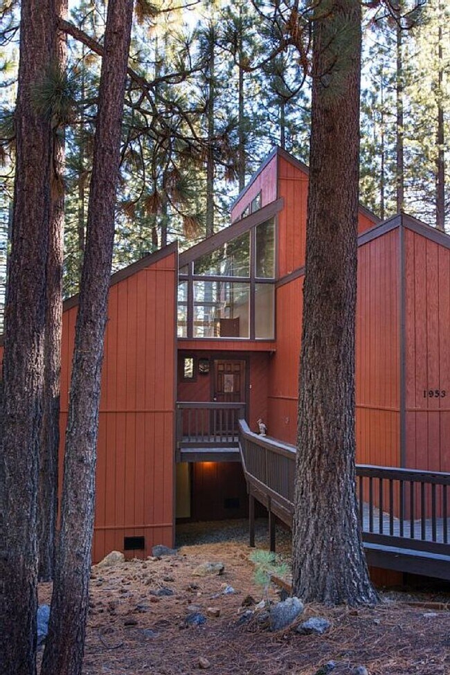 1953 N Upper Truckee Rd in South Lake Tahoe, CA - Building Photo - Building Photo