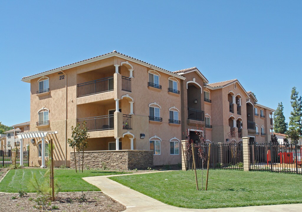 212 W Grand Blvd in Corona, CA - Building Photo