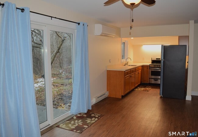 47 Quassuk Rd in Woodbury, CT - Building Photo - Building Photo