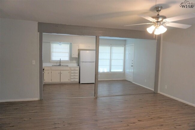 813 Van Horn St in Iowa Park, TX - Foto de edificio - Building Photo
