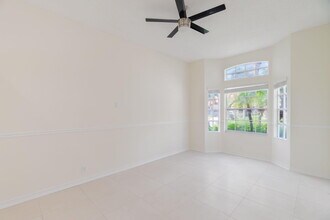 1070 Sweet Briar Pl in Wellington, FL - Building Photo - Building Photo