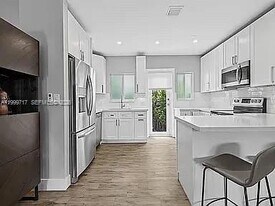 808 NE 17th Way in Fort Lauderdale, FL - Building Photo