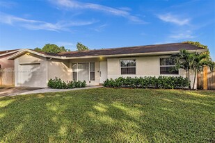 8411 NW 3rd St in Pembroke Pines, FL - Building Photo