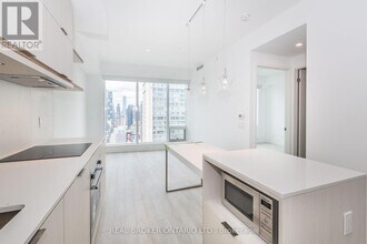 197 Yonge St in Toronto, ON - Building Photo - Building Photo