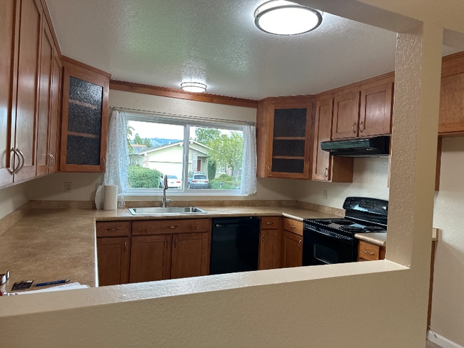 4533 Hillview Ct in Rohnert Park, CA - Foto de edificio - Building Photo