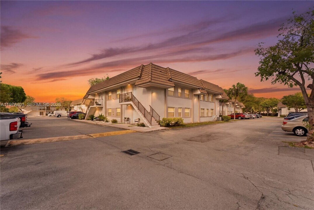 6921 SW 129th Ave in Miami, FL - Building Photo