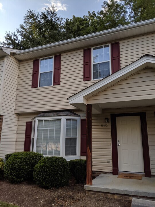 892 Patrick Henry Dr in Blacksburg, VA - Building Photo