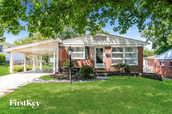 945 S Lafayette St in Florissant, MO - Building Photo