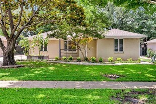 6815 Ravendale Ln in Dallas, TX - Building Photo