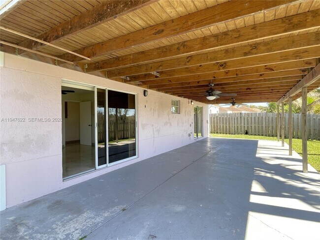9810 SW 222nd Terrace in Cutler Bay, FL - Building Photo - Building Photo