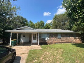 505 E Fir St in Russellville, AR - Building Photo