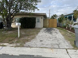 11135 2nd St E in Treasure Island, FL - Building Photo
