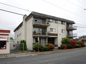 Sunset Hill Manor in Seattle, WA - Building Photo - Building Photo