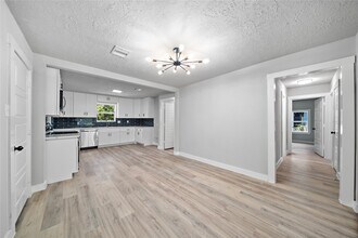 1004 W Harris Ave in Pasadena, TX - Building Photo - Building Photo