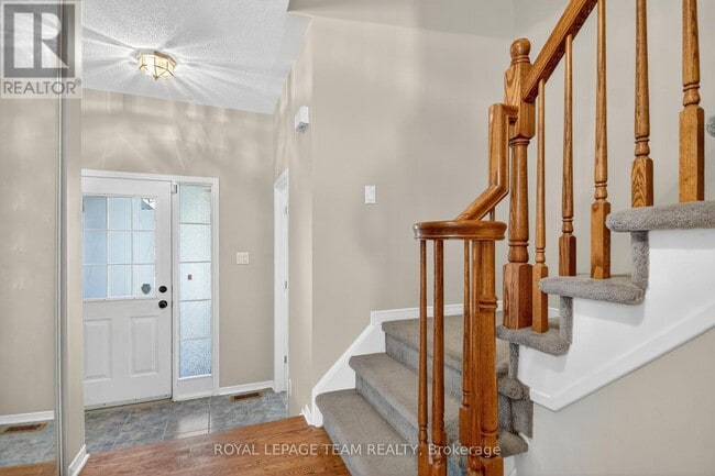 24 Hemlo Crescent in Ottawa, ON - Building Photo - Building Photo