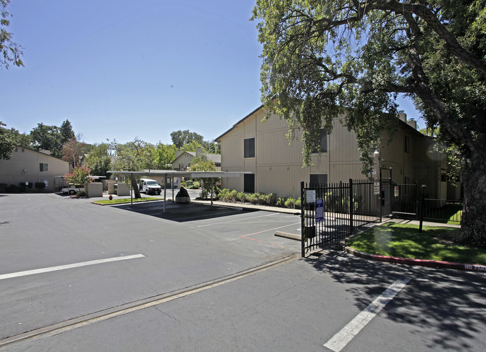 Van Alstine Place in Carmichael, CA - Foto de edificio