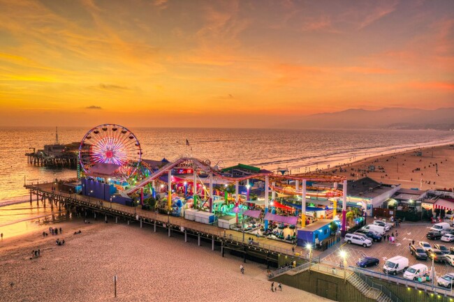 1541 Ocean Ave in Santa Monica, CA - Foto de edificio - Building Photo