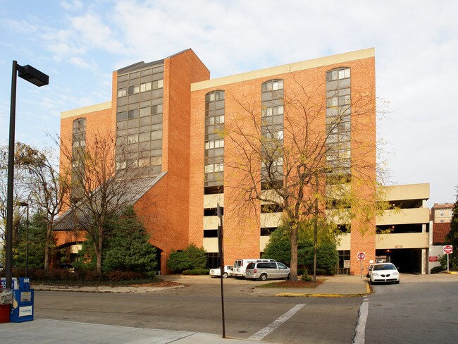 Towne Square Apartments in Parkersburg, WV - Building Photo - Building Photo