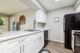 Stonehill - NEW UPGRADES! in Killeen, TX - Foto de edificio - Building Photo
