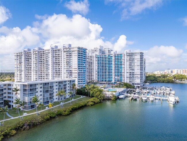 18081 Biscayne Blvd in Aventura, FL - Building Photo - Building Photo