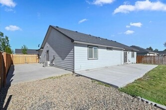 210 Mitchell Dr in Wilder, ID - Building Photo - Building Photo