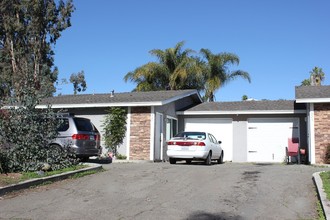 321-327 Del Rio Way in Vista, CA - Building Photo - Building Photo