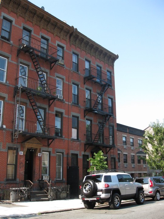 332 Hart St in Brooklyn, NY - Foto de edificio