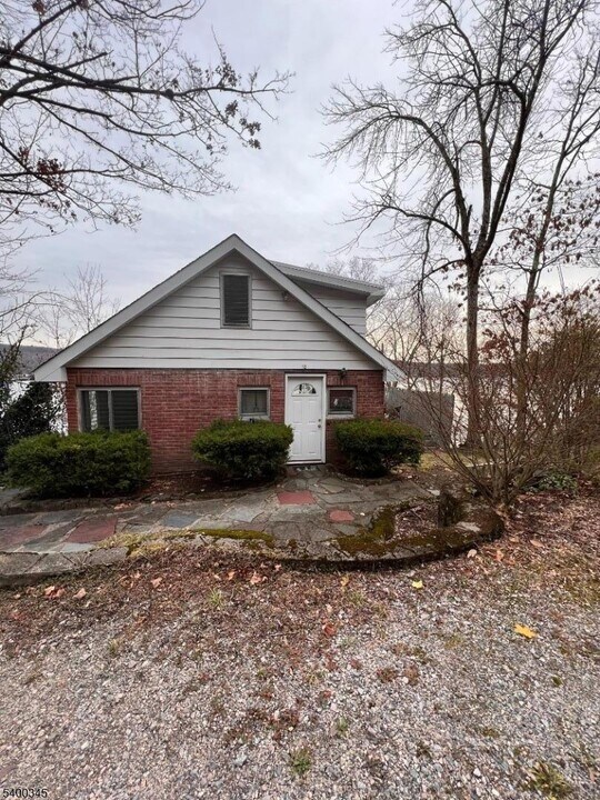 12 Gifford Rd in West Milford, NJ - Building Photo