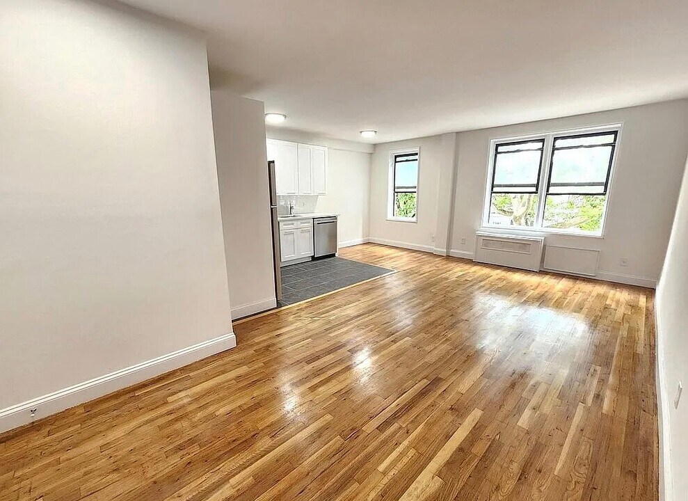 1725 Edison Ave in Bronx, NY - Building Photo