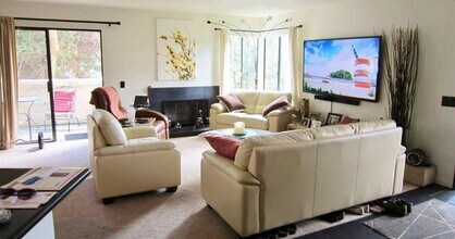8726 Villa La Jolla Dr in San Diego, CA - Building Photo - Building Photo