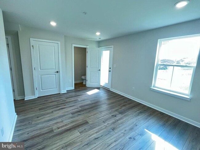 property at 905 Magnolia Ln