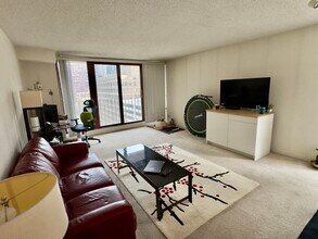 200 N Dearborn St in Chicago, IL - Building Photo - Building Photo