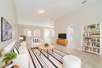 2147 Marisol Loop in Kissimmee, FL - Foto de edificio - Building Photo