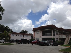 Miramar Club in Miramar, FL - Foto de edificio - Building Photo