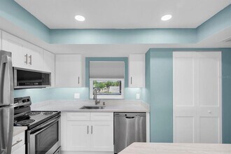 7050 Sunset Dr S in South Pasadena, FL - Building Photo - Building Photo