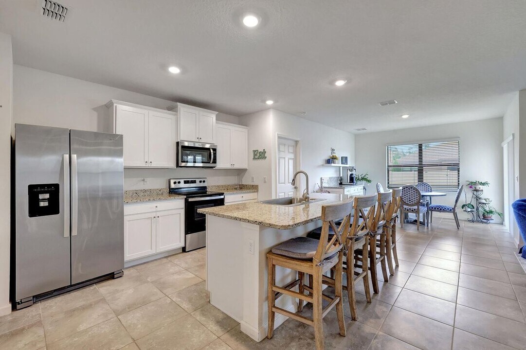 6301 NW Northwood Loop in Port St. Lucie, FL - Building Photo