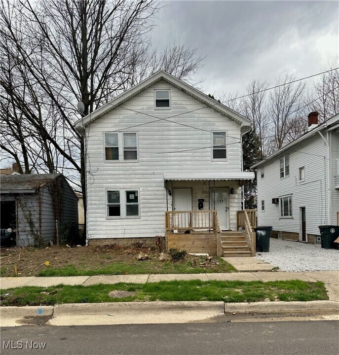 1038 Clay St in Akron, OH - Building Photo