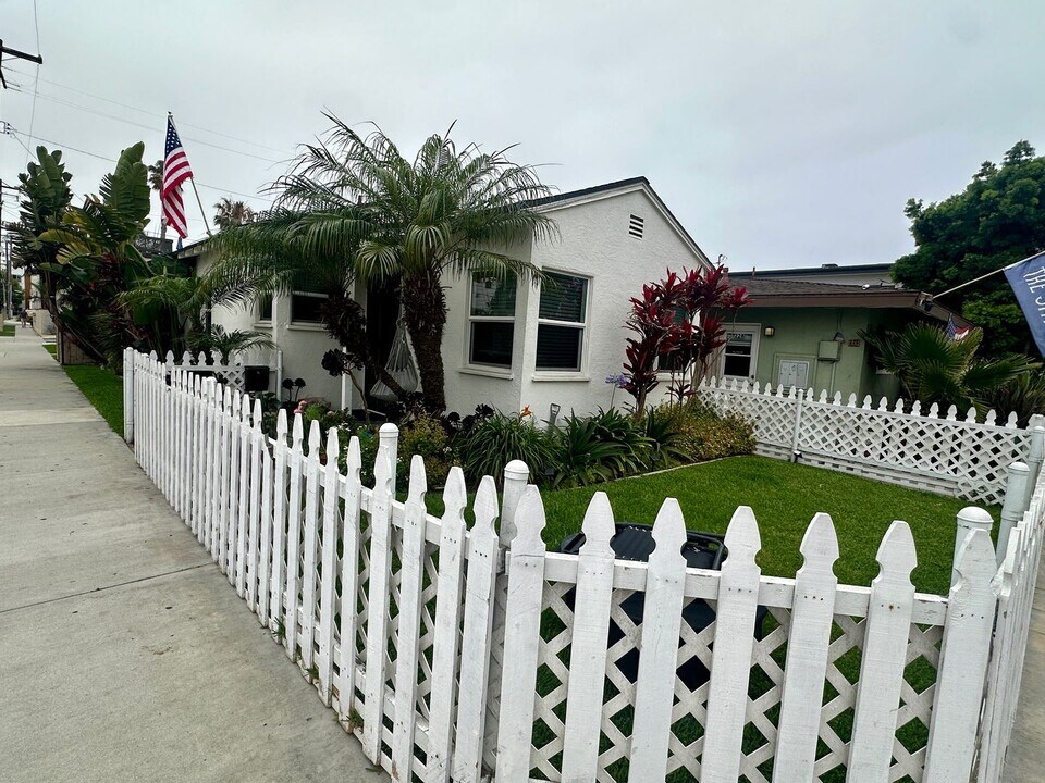 211 Olive Ave in Huntington Beach, CA - Building Photo