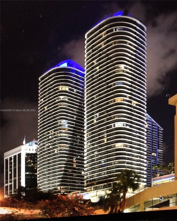 55 SW 9th St, Unit 1202 in Miami, FL - Foto de edificio