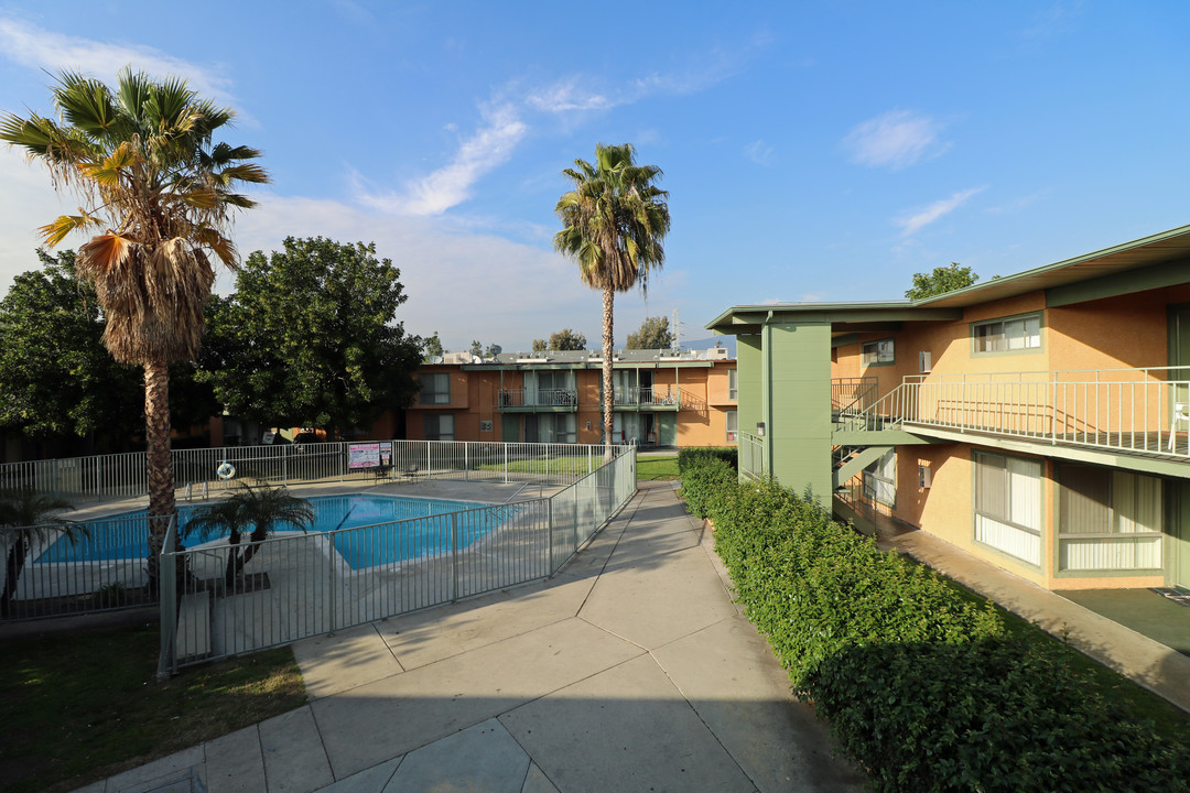 Mountain View in Azusa, CA - Building Photo