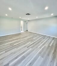 15853 Stare St, Unit 15855 Stare St in North Hills, CA - Foto de edificio - Building Photo