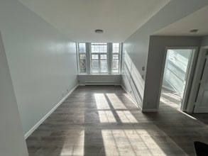 285 Essex St, Unit 2A in Lawrence, MA - Foto de edificio - Building Photo