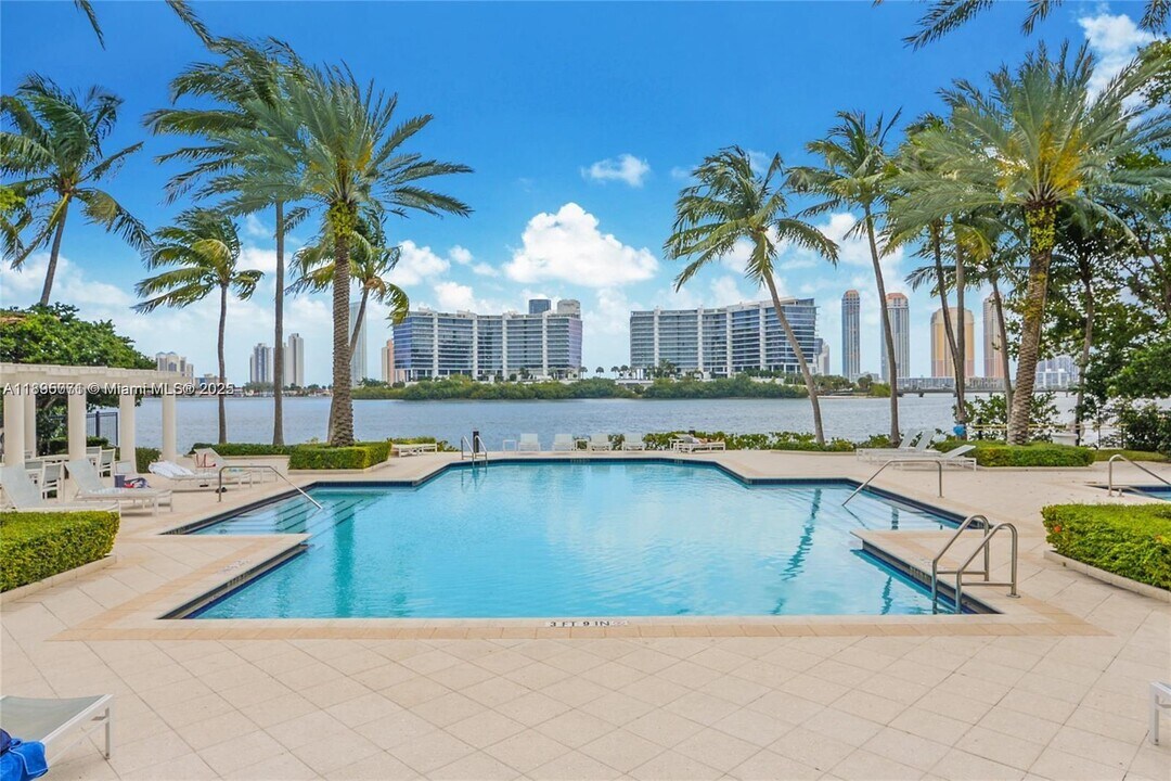 3145 NE 184th St in North Miami Beach, FL - Building Photo