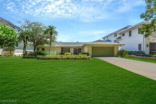 150 1st Ave N in Naples, FL - Building Photo