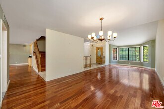 13031 Magnolia Blvd in Los Angeles, CA - Building Photo - Building Photo