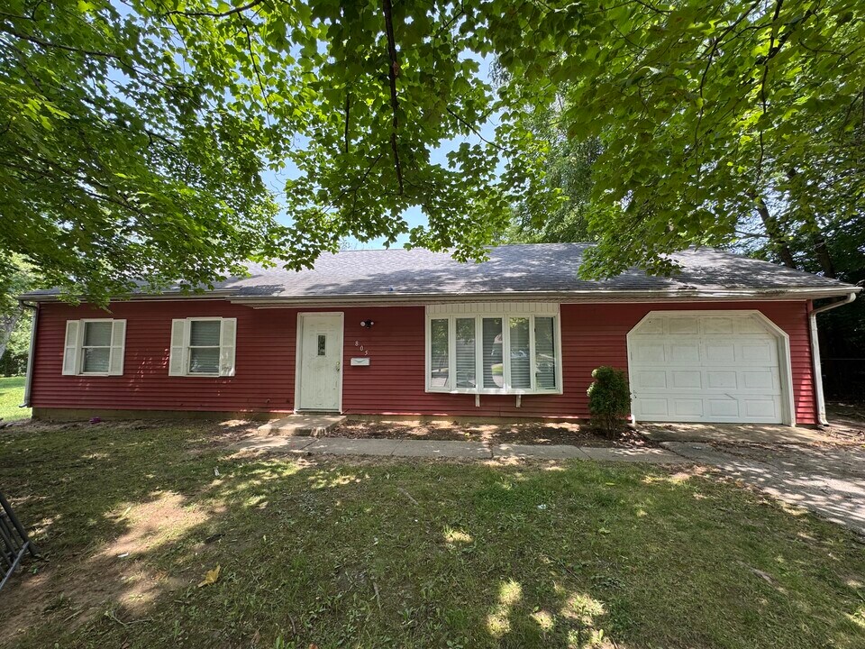 805 Southmoor Dr in Danville, IL - Building Photo