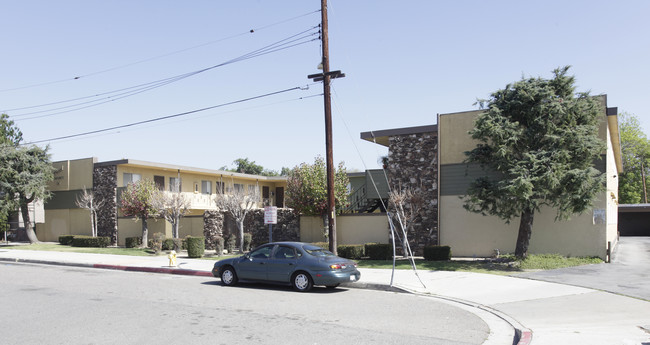 Driftwood Apartments in Fullerton, CA - Building Photo - Building Photo